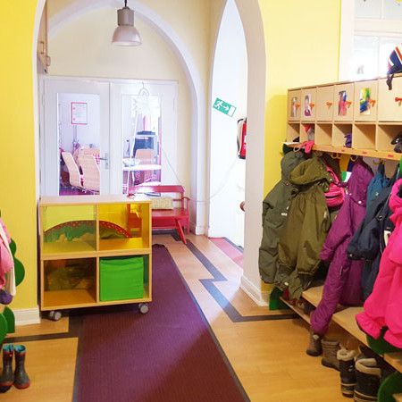 In der Garderobe hat jedes Kind seinen eigenen Platz