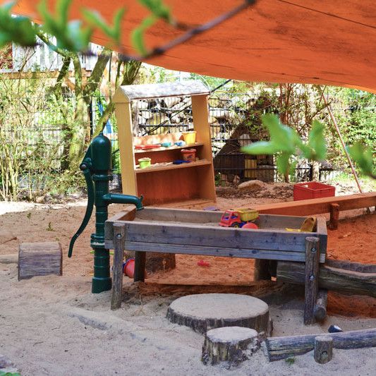 In der Sandkiste kann man buddeln und mit Wasser spielen